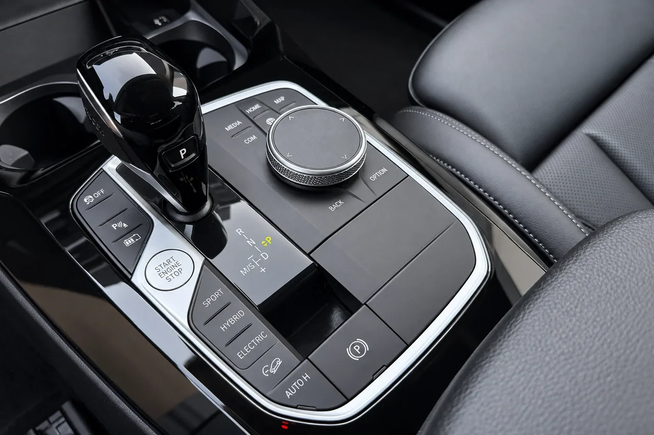 Close-up van de middenconsole en versnellingspook van een BMW, foto van Pol Automotive