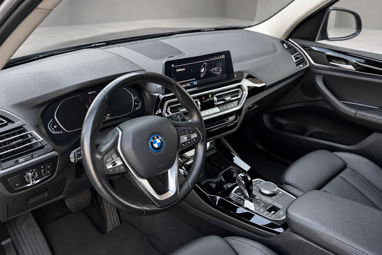 Interieurfoto van een BMW met dashboard en stuur, foto van Pol Automotive